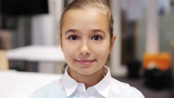 Szczęśliwy uśmiechający się piękna dziewczyna preteen w szkole — Wideo stockowe