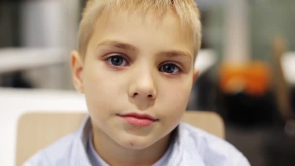 Spokojený úsměv nedospělý chlapec ve škole — Stock video