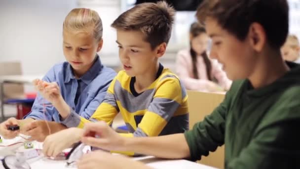 Ευτυχισμένα παιδιά μάθησης στο σχολείο ρομποτικής — Αρχείο Βίντεο