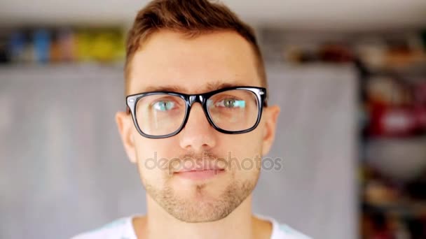 Lyckligt leende man i glasögon — Stockvideo