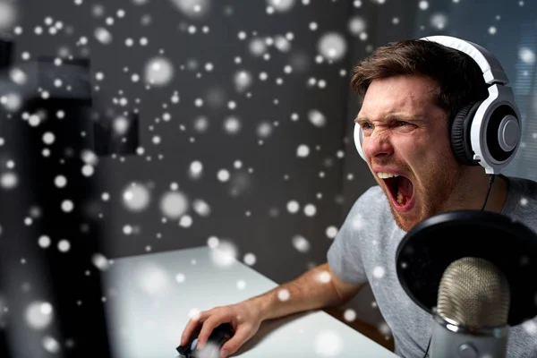 Adam evde bilgisayar video oyunu oynamak kulaklık — Stok fotoğraf