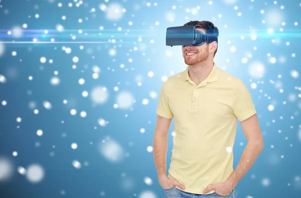 Hombre feliz en auriculares de realidad virtual o gafas 3d — Foto de Stock