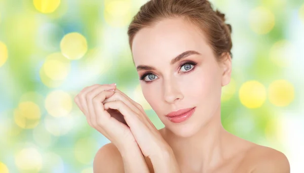 Beautiful young woman face and hands — Stock Photo, Image