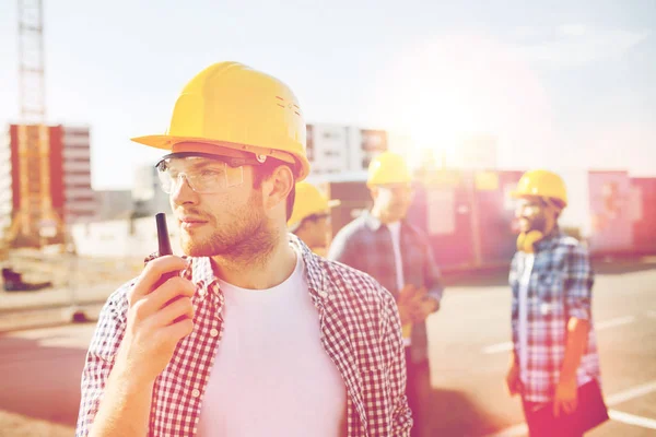 Grupo de construtores em hardhats com rádio — Fotografia de Stock