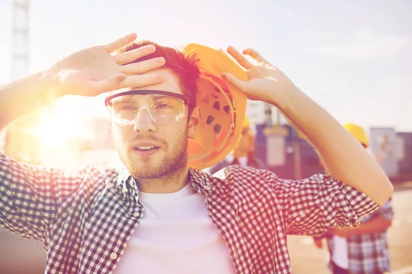 Grupo de construtores em hardhats ao ar livre — Fotografia de Stock