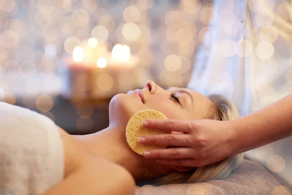 Närbild på kvinnan ha ansikte massage i spa — Stockfoto