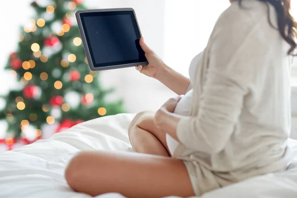 집에서 태블릿 pc와 임신한 여자의 클로즈업 — 스톡 사진
