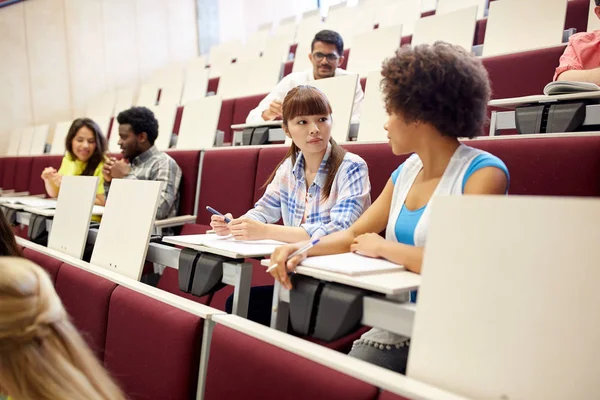 Grupp internationella studenter talar på föreläsning — Stockfoto