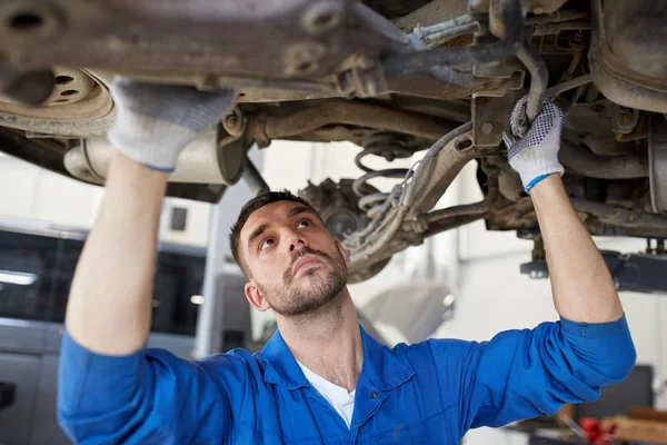 Mechanik mężczyzna lub smith naprawy samochodu w warsztacie — Zdjęcie stockowe
