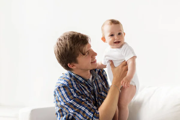 Feliz jovem pai com pequeno bebê em casa — Fotografia de Stock