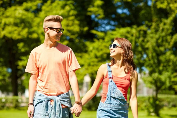Feliz pareja adolescente caminando en el parque de verano — Foto de Stock