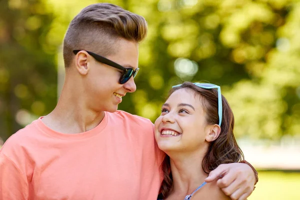 Gelukkige tiener paar kijken elkaar in park — Stockfoto