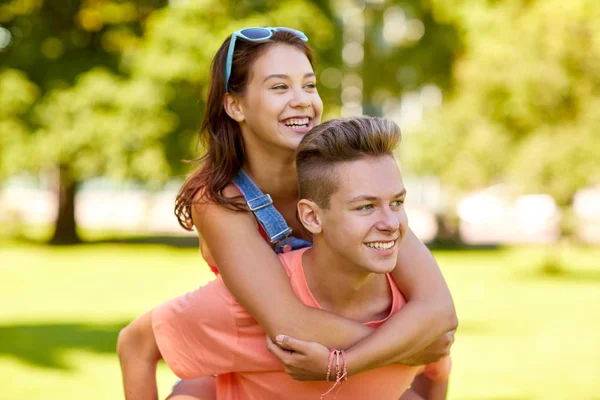 Gelukkige tiener paar plezier op zomer park — Stockfoto