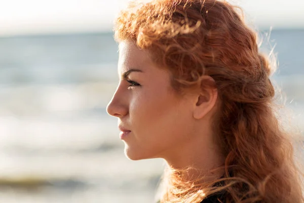 Feliz jovem ruiva cara de mulher na praia — Fotografia de Stock