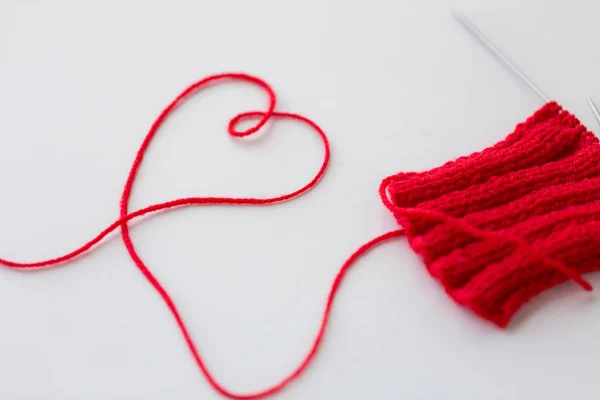 Knitting needles and thread in heart shape — Stock Photo, Image