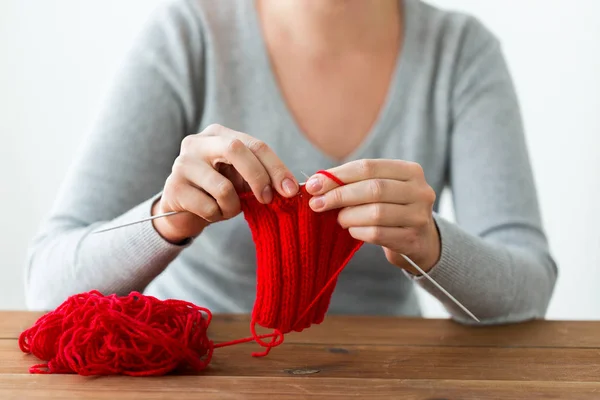 Вязание женских рук с помощью иголок и пряжи — стоковое фото