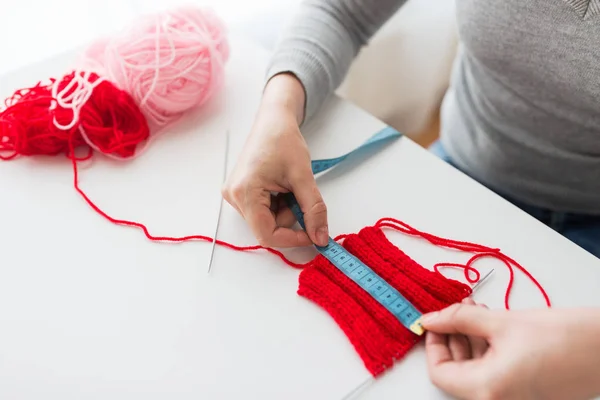 編み物、測定テープと女性 — ストック写真