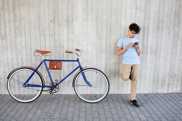 스마트폰와 자전거에 이어폰과 남자 로열티 프리 스톡 사진