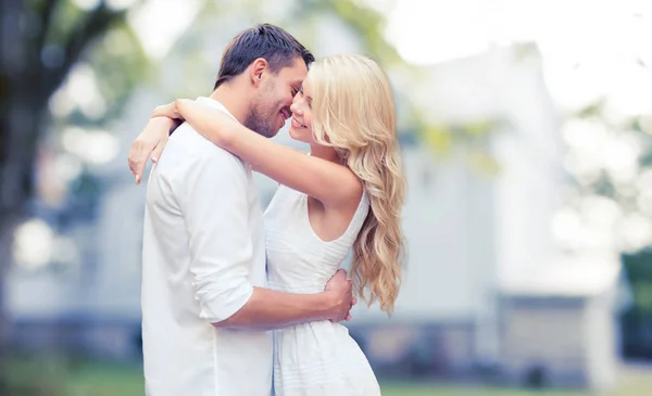 Glückliches Paar umarmt sich vor Sommerhaus-Hintergrund — Stockfoto