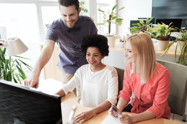 Lykkelig kreativ gruppe med datamaskin i embetet – stockfoto