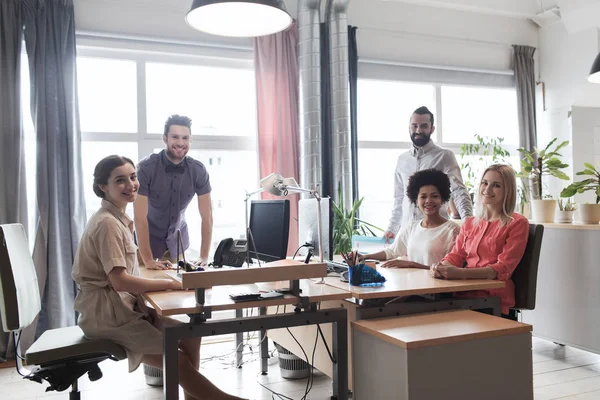 Equipe criativa feliz no escritório — Fotografia de Stock