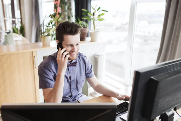 Feliz criativo masculino trabalhador chamando em smarphone — Fotografia de Stock