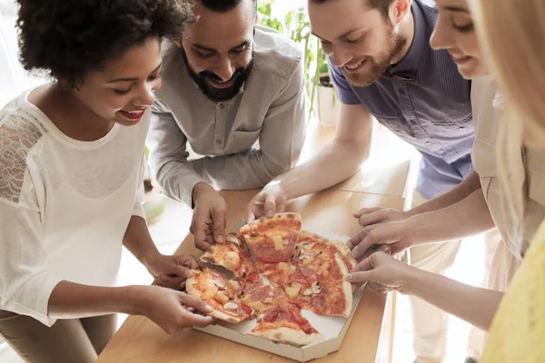 愉快的商业团队在办公室吃披萨 — 图库照片