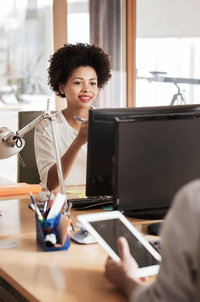 Trabalhador de escritório feminino criativo feliz com computador — Fotografia de Stock