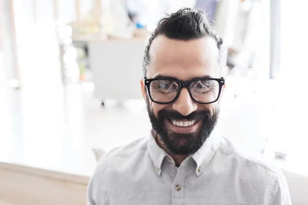 Gülümseyen adam gözlük ve sakal ofisi — Stok fotoğraf