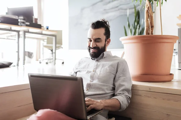 Trabajador de oficina masculino creativo feliz con el ordenador portátil — Foto de Stock
