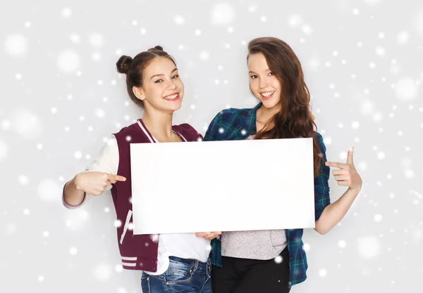 Sonrientes adolescentes sosteniendo blanco tablero en blanco — Foto de Stock