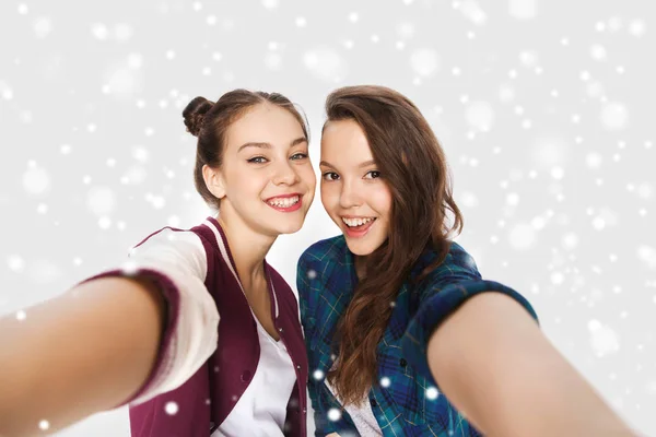 Feliz sorrindo muito adolescentes meninas tomando selfie — Fotografia de Stock