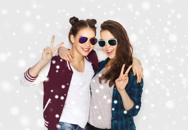 Usmívající se dospívající dívky v brýle, ukazuje míru — Stock fotografie