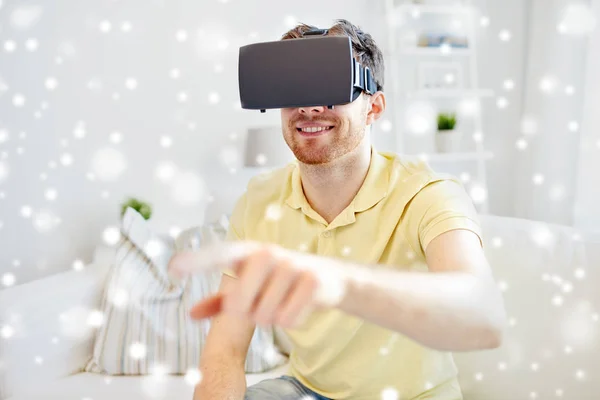 Hombre joven en auriculares de realidad virtual o gafas 3d —  Fotos de Stock