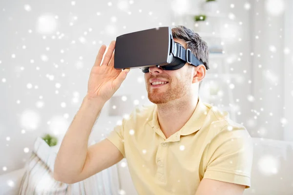 Hombre joven en auriculares de realidad virtual o gafas 3d —  Fotos de Stock