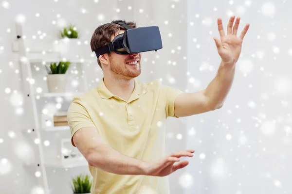 Hombre joven en auriculares de realidad virtual o gafas 3d —  Fotos de Stock