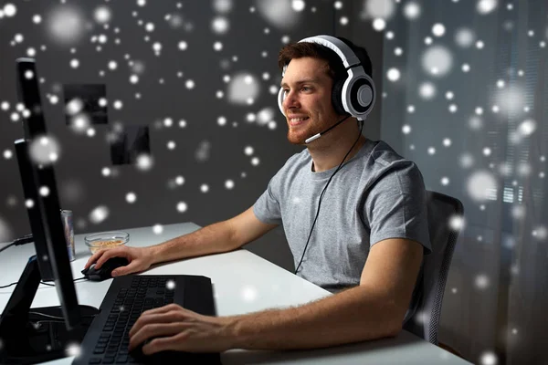 Mann mit Headset spielt Computervideospiel zu Hause — Stockfoto