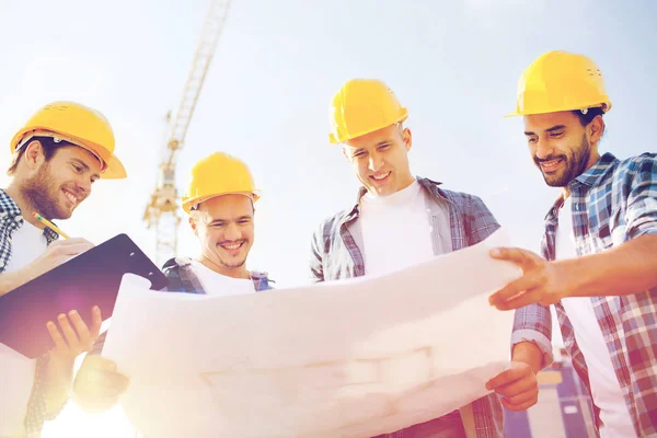 Grupo de constructores con tablet pc y plano — Foto de Stock