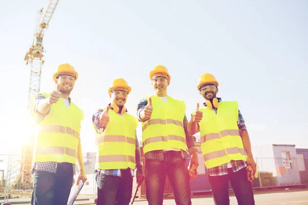 Groupe de constructeurs souriants avec tablette PC à l'extérieur — Photo