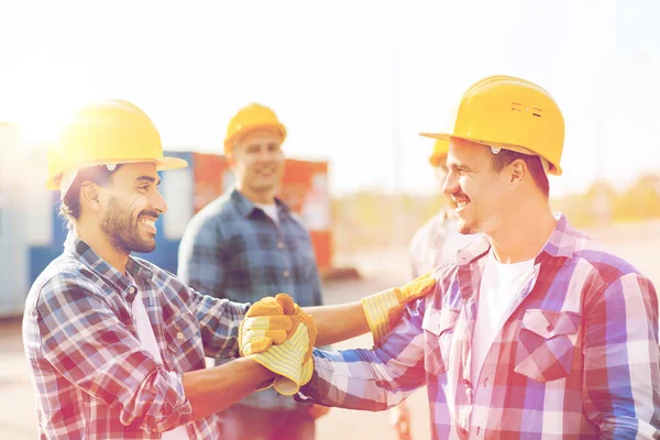 Gruppe lächelnder Bauarbeiter im Freien — Stockfoto