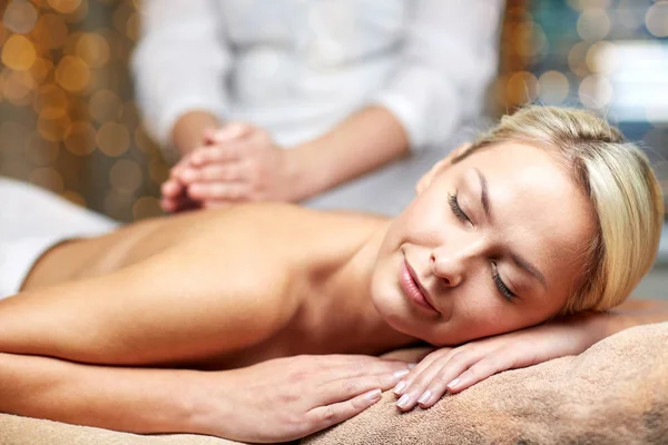 Close-up van vrouw liggen en het hebben van massage in spa — Stockfoto