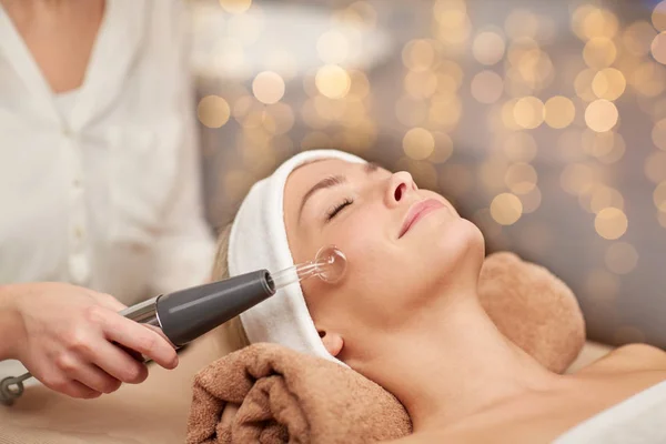 Close up van jonge vrouw met gezicht massage in de spa — Stockfoto