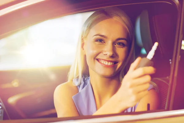 Mujer feliz consiguiendo la llave del coche en demostración auto o salón — Foto de Stock