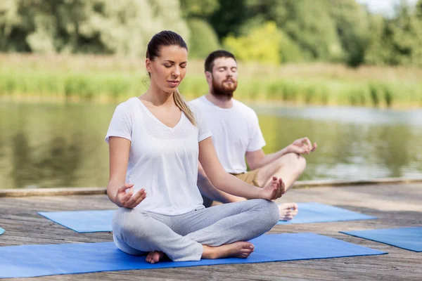 Människor som mediterar i yogaställning lotus utomhus — Stockfoto