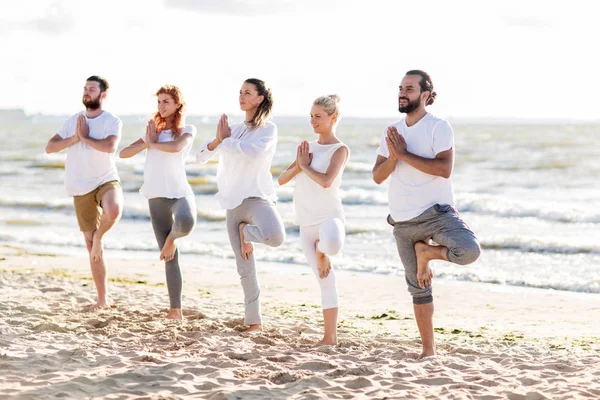Ludzi co jogi w drzewa ułożenia na lato Plaża — Zdjęcie stockowe