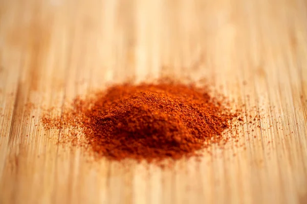 Cayenne lada atau paprika bubuk pada kayu — Stok Foto