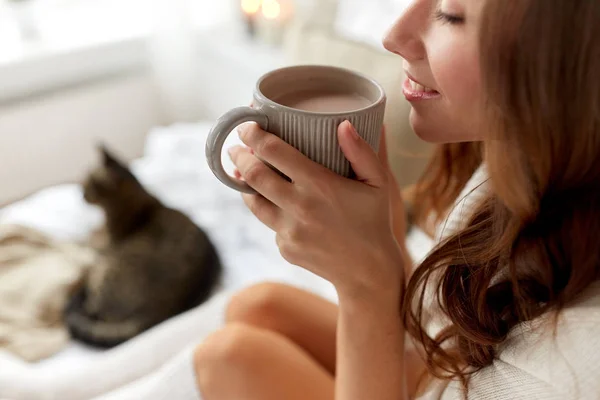 Primer plano de la mujer feliz con taza de cacao en casa — Foto de Stock