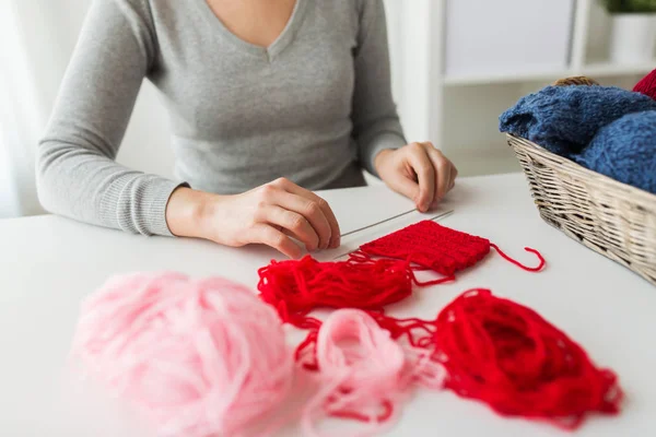 Manos de mujer con agujas de punto e hilo —  Fotos de Stock