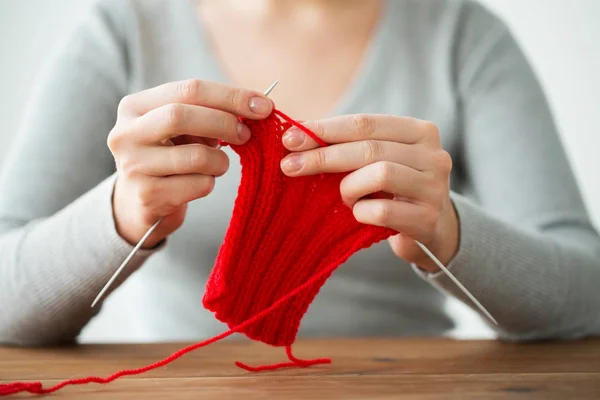 Mujer manos tejer con agujas e hilo — Foto de Stock