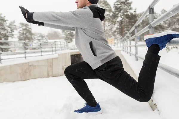 Bacak germe çitte kışın adam spor — Stok fotoğraf